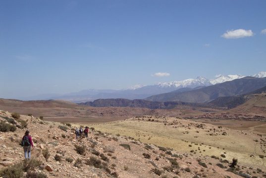 Randonneurs dans une vallée marocaine lors des rencontres avec les Berbères