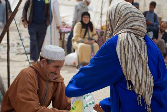 Une femme parle avec un homme au marché, lors du séjour rencontres avec les Berbères