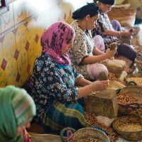 Femme écrasant des graines et céréales
