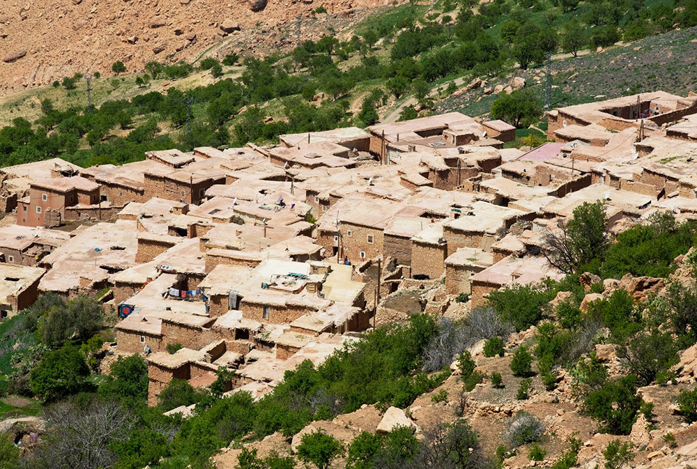 Maisons typiques marocaines, carrées, lors du séjour en famille entre Atlas et océan