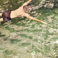 Un enfant se baigne lors d'un séjour multi activités