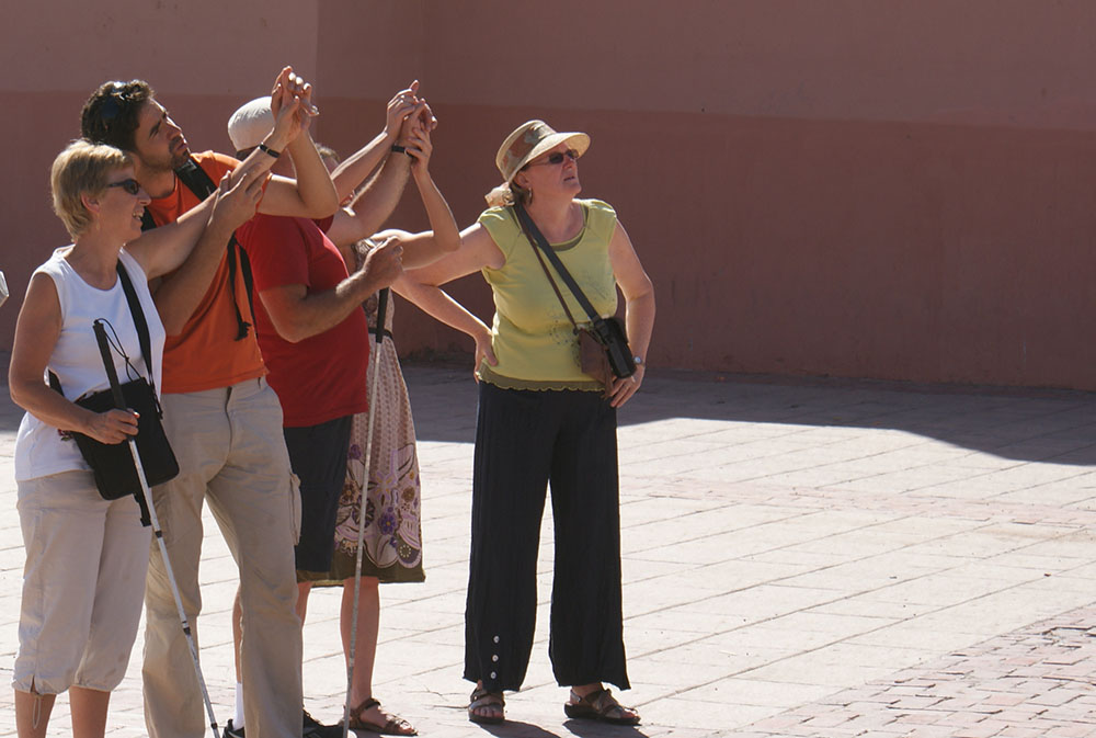 Les accompagnateurs décrivent aux mals voyants lors du voyage au Maroc pour déficients visuels