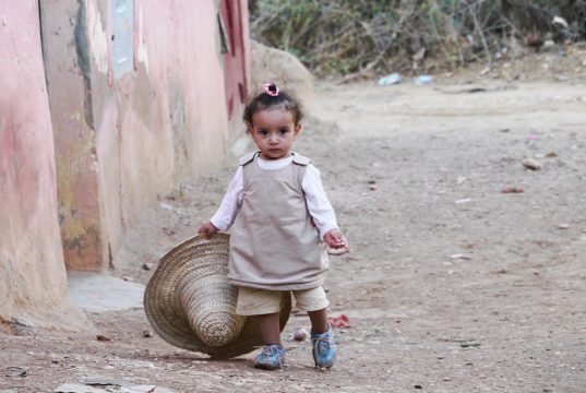 Petite fille lors du voyage au Maroc pour déficients visuels