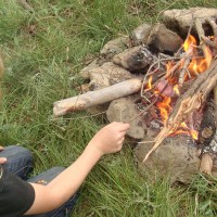 Feu de camp lors du séjour Randonnée avec nos ânes en Cévennes rando ânes loin de la foule du chemin de Stevenson