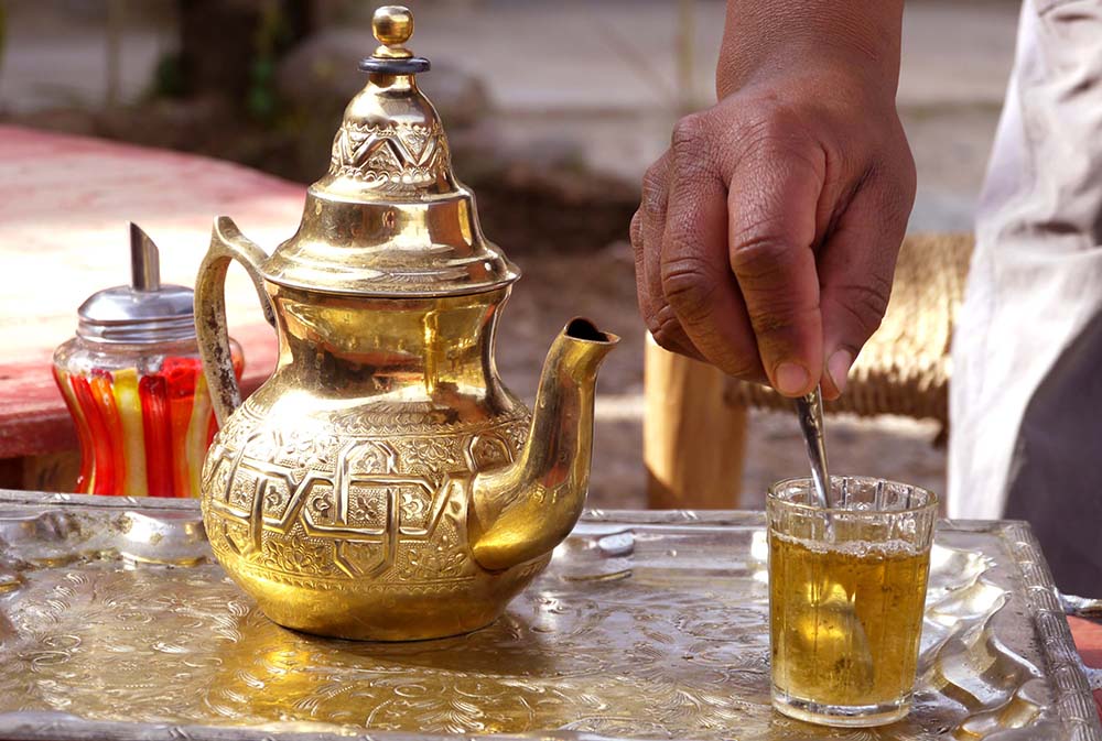 Préparation du thé lors du voyage Les Villes Impériales Marocaines