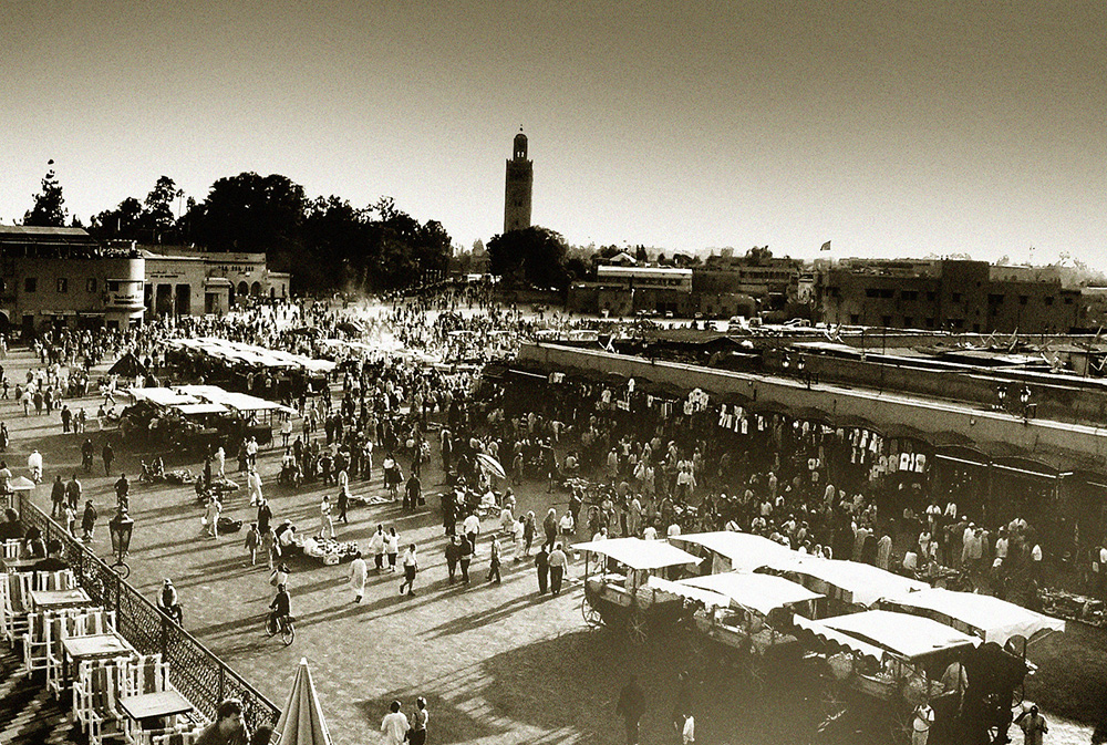 Ville marocaine avec minaret lors du voyage autour des villes impériales marocaines