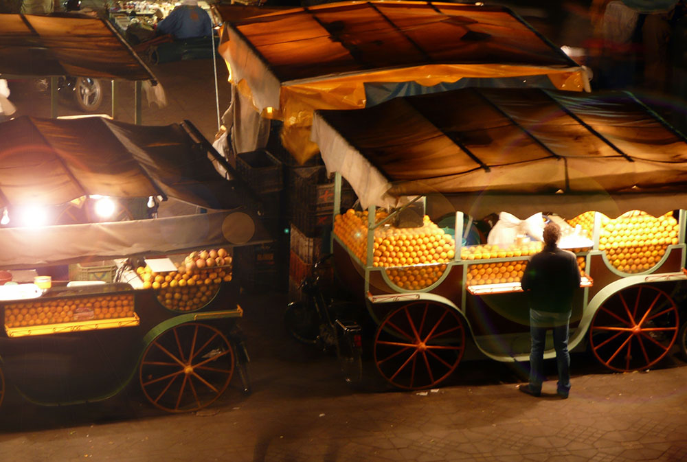 Vente d'oranges sur un marché lors du voyage Les Villes Impériales Marocaines