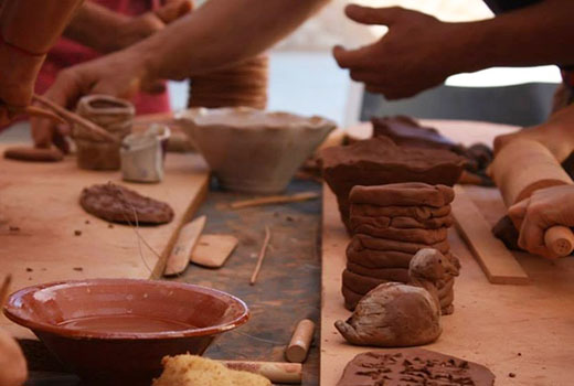 atelier de poterie lors du séjour jeunesse à Aumessas dans les Cévennes