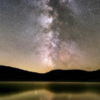 ciel étoilé et voie lactée avec reflets sur le lac lors du séjour astronomie dans les Cévennes. Astronomie en France credit Guillaume Cannat