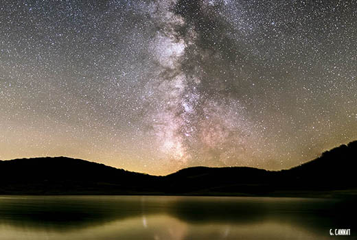 ciel étoilé et voie lactée avec reflets sur le lac lors du séjour astronomie dans les Cévennes. Astronomie en France credit Guillaume Cannat