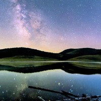 voie lactée et reflet sur lac lors du séjour astronomie dans les Cévennes. Astronomie en France