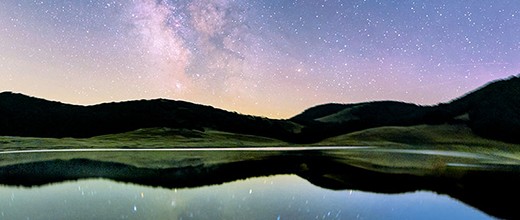 voie lactée et reflet sur lac lors du séjour astronomie dans les Cévennes. Astronomie en France