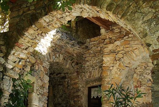 maison en pierre avec arcades lors du séjour jeunesse dans les Cévennes