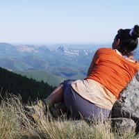 Une femme médite lors du voyage randonnée et méditation en Cévennes randonnée meditation