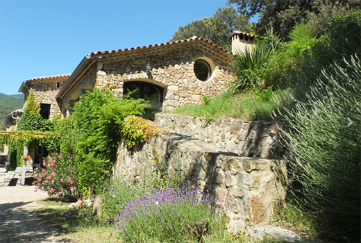 Belles maisons en pierre lors du séjour adapté au handicap mental en France