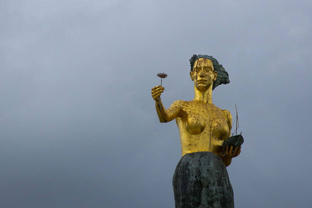Statue en or dédiée à la mer