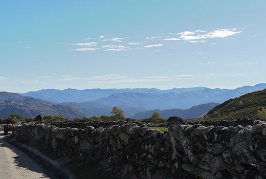 Montagnes bleutées en fond de l'image, avec une vue sur le parc Peneda Geres et sur le devant de l'image un beau mur en pierres