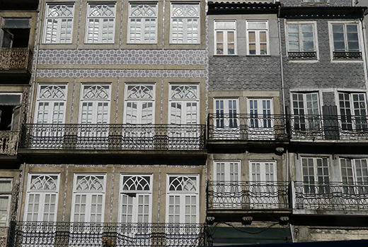 les façades de porto, recouvertes d'azuleijos, carreaux traditiionnels. la façade est dans les tons bleu et blanc