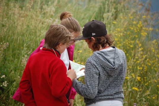 enfants en course d'orientation