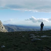 Randonnée dans les Pyrénées, Paul observe depuis les contreforts des Pyrénées la mer