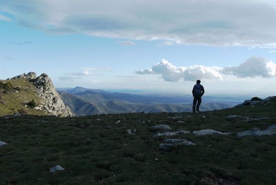 Randonnée dans les Pyrénées, Paul observe depuis les contreforts des Pyrénées la mer