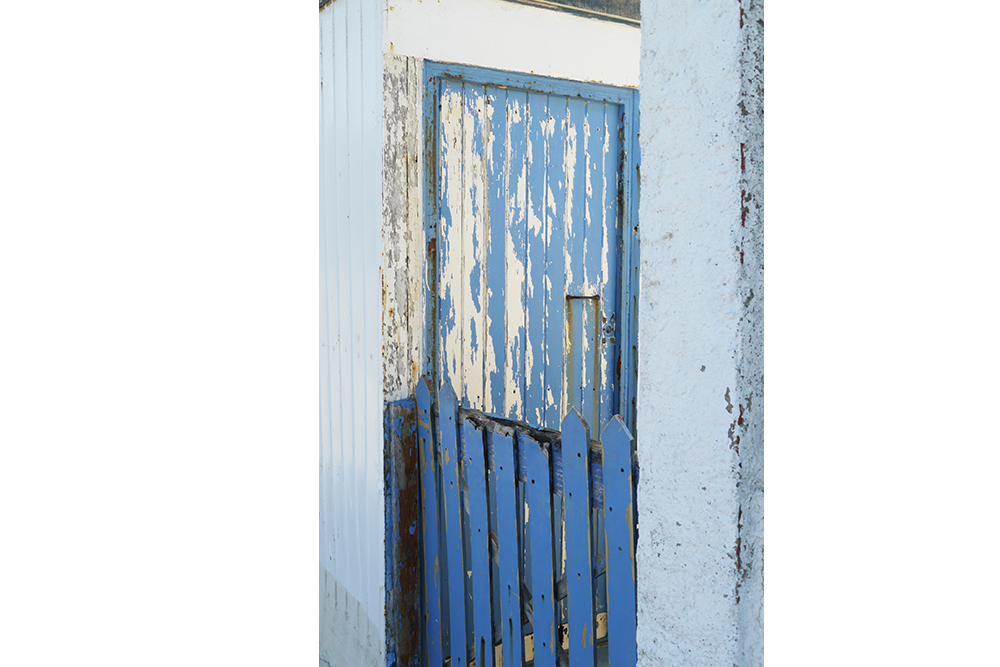 Petit portail bleu d'une cabane en bord de mer, Pyrénées