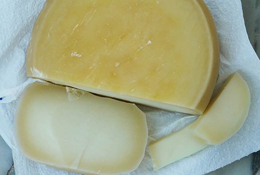 photo d'un queijo, fromage typiquement portugais jaune, rond, à pate molle