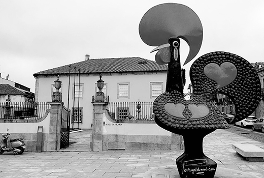 Photo en noir et blanc d'une sculpture dans la ville de Barcelos représentant un coq, emblème du Portugal et de la ville